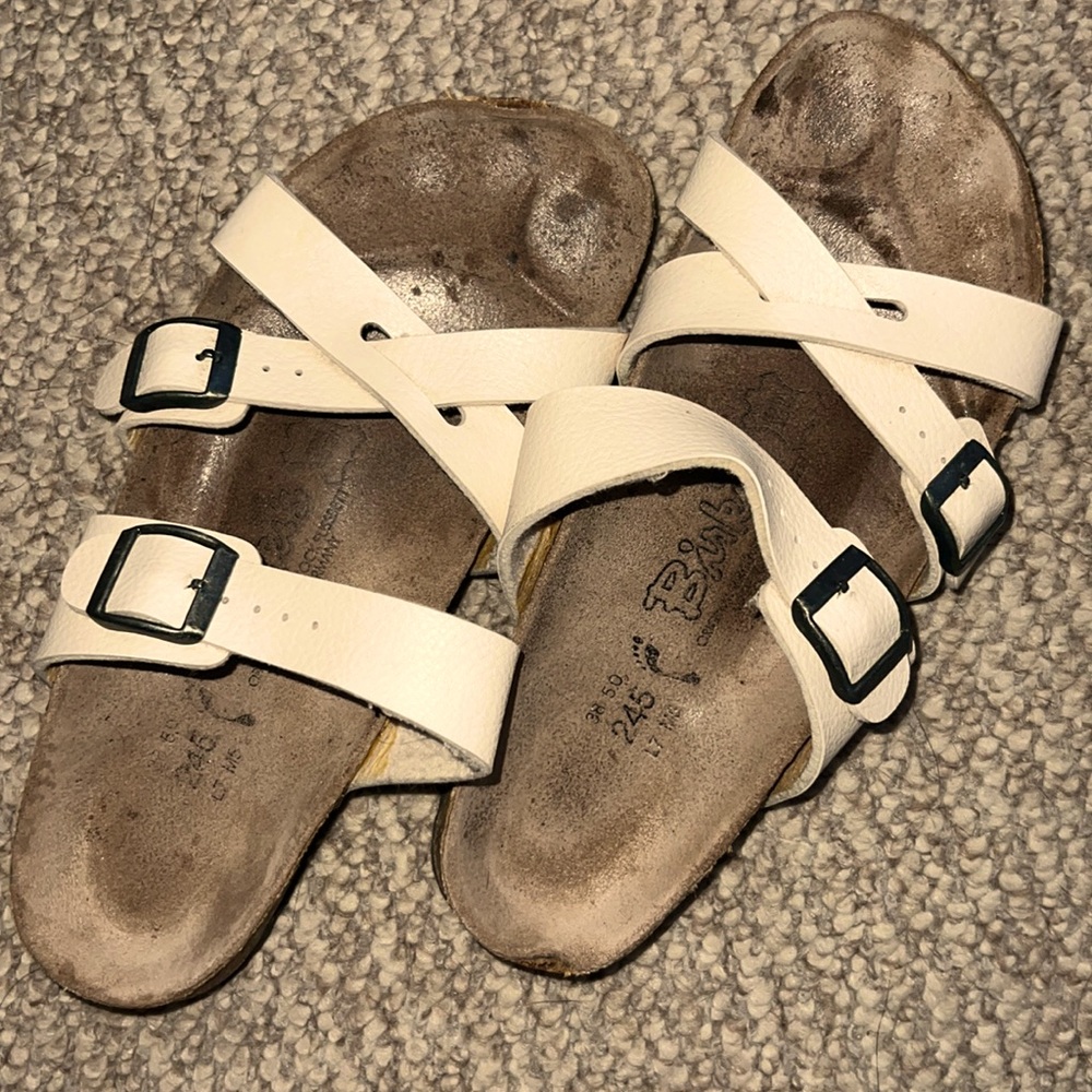 Woman’s Cream-colored Birkenstock Sandals SIZE: 8